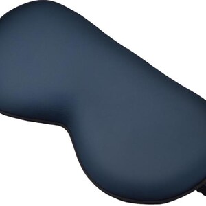 Peut inclure: Un masque de sommeil bleu marine avec une forme incurv&eacute;e con&ccedil;ue pour couvrir les yeux. Le masque a une sangle &eacute;lastique noire de chaque c&ocirc;t&eacute; pour le fixer autour de la t&ecirc;te. Le masque est fait d'un mat&eacute;riau lisse.