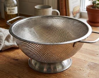 Stainless Steel Colander and Strainer with Base, for Pasta, Noodles, Vegetables & Fruits