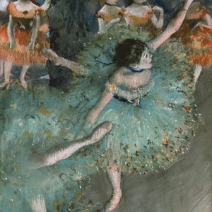 Può includere: Dipinto a pastello di ballerine in un ambiente teatrale. La figura centrale è una ballerina con un tutù turchese, con le braccia tese. Altre ballerine con tutù arancioni e turchesi sono sullo sfondo. L'opera d'arte ha uno stile morbido e impressionistico.