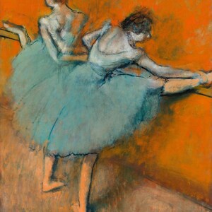 Può includere: Un dipinto impressionista di due ballerine in uno studio di danza. Le ballerine indossano tutù azzurri e sono ambientate su uno sfondo arancione. Una ballerina si allunga, mentre l'altra si tiene a una sbarra di legno.