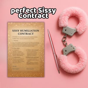 Puede incluir: Un fondo rosa con un contrato, un bolígrafo rosa y esposas rosas y esponjosas. El contrato dice "Sissy Humiliation Contract" con el texto "perfect Sissy Contract" encima. Las esposas son plateadas.
