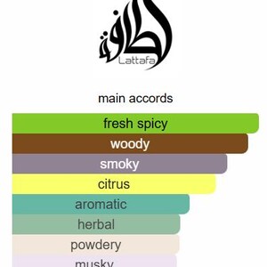 Puede incluir: Imagen que presenta el logotipo de Lattafa Perfumes y un gr&aacute;fico que ilustra los principales acordes de fragancia. Los acordes se enumeran como fresco especiado, amaderado, ahumado, c&iacute;trico, arom&aacute;tico, herbal, empolvado, almizclado, cuero y &aacute;mbar.
