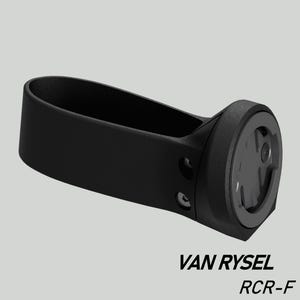 以下が含まれることがあります： 「VAN RYSEL RCR-F」の文字が入った黒色の自転車用コンピューターマウント。カーブしたバンドと、くぼんだデザインの円形ヘッドがあります。マウントの側面には2本のネジが見えます。