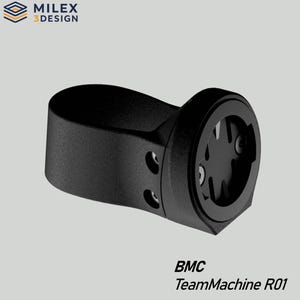 以下が含まれることがあります： 「BMC TeamMachine R01」の文字が入った黒い自転車用コンピューターマウント。マウントは、一連の穴と平らなベースを備えた円形のデザインです。「MILEX 3 DESIGN」のブランド名が左上にあります。