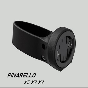 Może przedstawiać: Czarny uchwyt na komputer rowerowy z nazwą marki "PINARELLO" i numerami modeli "X5 X7 X9" wydrukowanymi na biało. Uchwyt wykonany jest z matowego czarnego materiału i posiada okrągły interfejs montażowy.