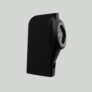 Puede incluir: Soporte negro para ordenador de bicicleta con superficie texturizada. Tiene un puerto circular en el lateral y un agujero en la parte inferior. Diseño elegante y moderno.
