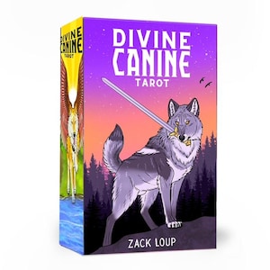 Könnte beinhalten: Tarotkartenbox mit der Aufschrift "Divine Canine Tarot" auf lila Hintergrund. Abgebildet ist ein Wolf mit einem Schwert im Maul. Die Seite der Box zeigt eine geflügelte Hundeillustration.