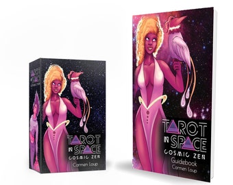 Puede incluir: Una guía Tarot in Space Cosmic Zen con una figura de piel morada y cabello rubio rizado con un atuendo rosa, sosteniendo un pájaro con plumas de cola largas sobre un fondo de espacio estrellado. El título está impreso en texto blanco y morado.