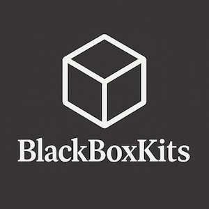 Könnte beinhalten: Weißer Umriss eines Würfels über dem Text "BlackBoxKits" in einer serifenlosen Schriftart, vor einem dunkelgrauen Hintergrund. Der Würfel erscheint dreidimensional.