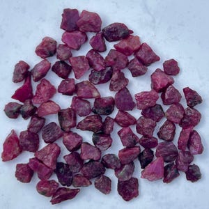 Naturliga råa rubin ädelstenar från Longido Tanzania | 148,55 ct oslipade lösa stenar