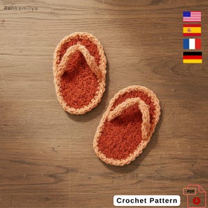 Peut inclure: Deux tongs au crochet faites à la main, de couleur orange chaud, avec une bordure et des lanières pêche clair. Les tongs sont présentées sur une surface en bois. L'image comprend également le texte "Crochet Pattern".
