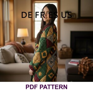 Pode incluir: Uma mulher usando um cardigan de crochê patchwork colorido. O cardigan apresenta um padrão geométrico em tons de verde, dourado, bordô e cinza. O texto "DE FRES US" está no topo e "PDF PATTERN" na parte inferior.