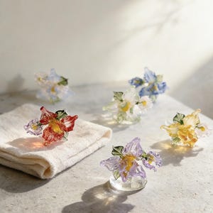 Anillo de flor de iris de vidrio hecho a mano / Anillo ajustable de cristal soplado / Regalo único de joyería floral para ella / Regalo de cumpleaños de primavera / Regalo de San Valentín