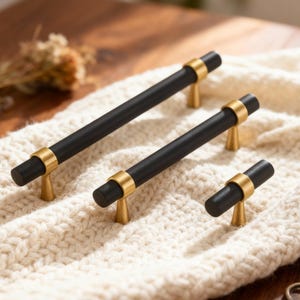 T-handtag i mässing, svarta silverfärgade grepp, eleganta lådhandtag