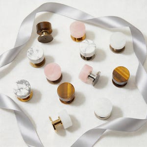 Tirador de armario de mármol cristalino: Tirador de cajón de latón, tirador de armario de un solo orificio