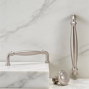 Puede incluir: Un juego de tres tazas de cerámica con un acabado moteado y mate. Las tazas son de color crema, gris claro y gris oscuro. Cada taza tiene un diseño simple y minimalista, ideal para café o té.