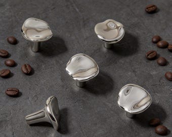 Bouton de meuble en laiton argenté martelé : poignée de tiroir minimaliste moderne, poignée d'armoire de cuisine américaine