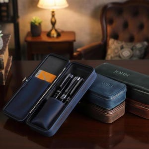 Estojo personalizado em couro – Azul escuro, couro integral oleado – Estrutura metálica