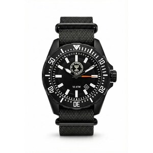 Puede incluir: Reloj de pulsera negro con esfera negra y marcas blancas. El reloj tiene un bisel negro con números blancos y una correa de nailon negra. La esfera del reloj incluye un logotipo y el texto "10 ATM".