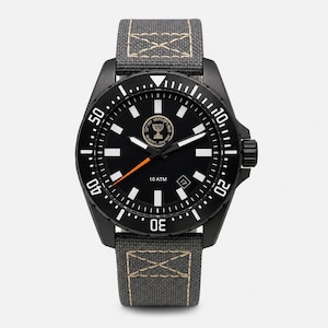 Könnte beinhalten: Schwarze Armbanduhr mit schwarzem Zifferblatt, weißen Markierungen und einem orangefarbenen Sekundenzeiger. Die Uhr hat ein graues Canvas-Armband mit beigen Nähten. Das Zifferblatt enthält den Text "10 ATM" und ein Symbol.