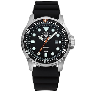 Könnte beinhalten: Eine schwarze und silberne Armbanduhr mit einem schwarzen Kautschukband. Das Zifferblatt ist schwarz mit weißen Markierungen und Zeigern, und das Wort "MOSSAD" ist auf dem Zifferblatt aufgedruckt. Die Uhr hat eine silberne Lünette und ein Datumsfenster.