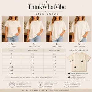 K&ouml;nnte beinhalten: Eine Gr&ouml;&szlig;entabelle f&uuml;r T-Shirts mit vier Bildern, die k&ouml;rperbetonte, regul&auml;re, lockere und &uuml;bergro&szlig;e Passformen zeigen. Sie enth&auml;lt eine Tabelle mit Breiten- und L&auml;ngenma&szlig;en in Zoll f&uuml;r die Gr&ouml;&szlig;en S bis 4XL sowie ein Messdiagramm.