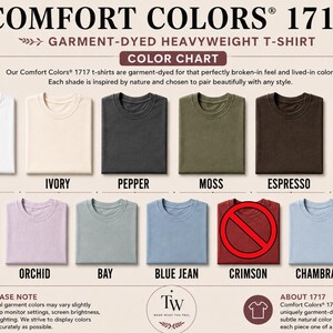 K&ouml;nnte beinhalten: Eine Comfort Colors 1717 Farbkarte f&uuml;r schwergewichtige, st&uuml;ckgef&auml;rbte T-Shirts mit vierzehn gefalteten T-Shirts in verschiedenen Farben: Wei&szlig;, Elfenbein, Pfeffer, Moos, Espresso, Butter, Bl&uuml;te, Orchidee, Bucht, Jeansblau, Karmesinrot mit Verbotszeichen, Chambray und Schwarz.