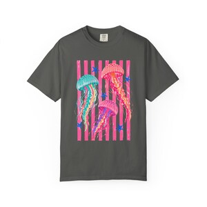 Quallen Shirt, Küstensommer T-Shirt, Strand Urlaub Shirt, Meer Liebhaber Geschenk, Buntes Medusa Comfort Farben T-Shirt Bild 11