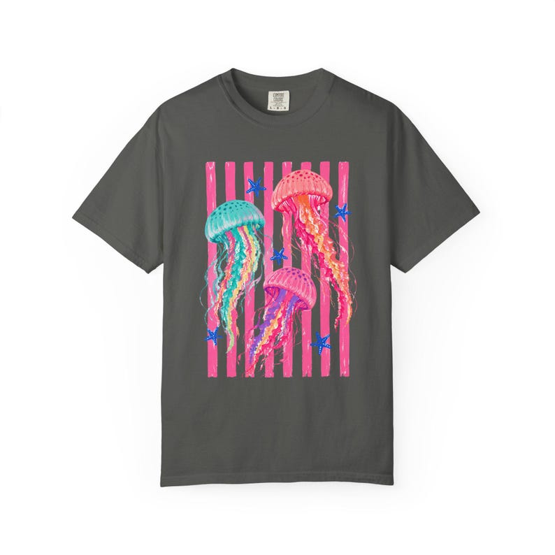 Quallen Shirt, Küstensommer T-Shirt, Strand Urlaub Shirt, Meer Liebhaber Geschenk, Buntes Medusa Comfort Farben T-Shirt Bild 11