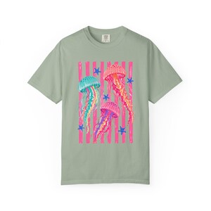 Quallen Shirt, Küstensommer T-Shirt, Strand Urlaub Shirt, Meer Liebhaber Geschenk, Buntes Medusa Comfort Farben T-Shirt Bild 12