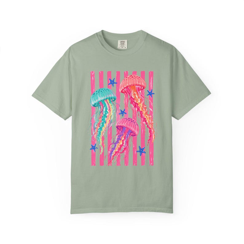 Quallen Shirt, Küstensommer T-Shirt, Strand Urlaub Shirt, Meer Liebhaber Geschenk, Buntes Medusa Comfort Farben T-Shirt Bild 12