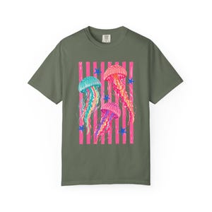 Quallen Shirt, Küstensommer T-Shirt, Strand Urlaub Shirt, Meer Liebhaber Geschenk, Buntes Medusa Comfort Farben T-Shirt Bild 13