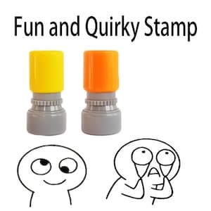 Op de afbeelding: Twee stempels met gele en oranje doppen, grijze bases en de tekst "Fun and Quirky Stamp". Hieronder twee cartoonfiguren met expressieve gezichten. De afbeelding staat op een witte achtergrond.