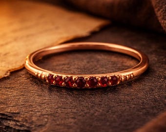 Liten, delikat vintage art deco-vigselring med granat, Liten och nätt rundslipad granatvigselring för kvinnor i 14 karat roséguld, Granatsmycken