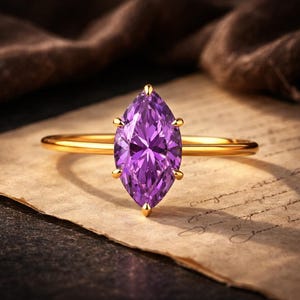 Anillo minimalista de amatista: elegante regalo de talla marquesa para ella. Delicada piedra preciosa morada en oro rosa para un anillo de promesa con piedra de nacimiento especial.