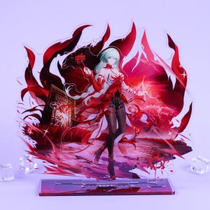 Puede incluir: Figura de acrílico detallada de un personaje femenino de anime con cabello verde pálido y un atuendo rojo y negro. La figura se encuentra sobre un fondo de llamas rojas estilizadas y una estructura oscura y ornamentada. La base es un rectángulo rojo oscuro.