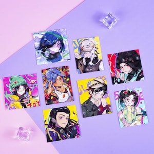 Peut inclure: Collection de huit impressions d'art de personnages de style anime. Chaque impression présente un personnage différent avec des coiffures, des vêtements et des expressions uniques. Les impressions sont disposées sur une surface violette et rose.
