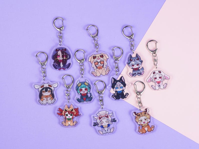 K&ouml;nnte beinhalten: Eine Sammlung von Acryl-Schl&uuml;sselanh&auml;ngern mit Charakterdesigns im Anime-Stil. Jeder Schl&uuml;sselanh&auml;nger hat einen silbernen Metallring und zeigt einen anderen Charakter in verschiedenen Tierkost&uuml;men. Der Hintergrund ist ein Farbverlauf aus Lila und Rosa.