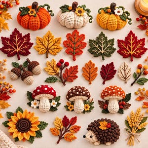 Op de afbeelding: Een verzameling gehaakte herfstitems, waaronder drie pompoenen, diverse esdoorn- en eikenbladeren, eikels, paddenstoelen met witte stippen, een zonnebloem, een kleine egel en een bundel tarwestengels in herfsttinten.