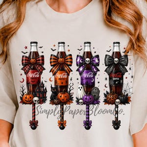 Könnte beinhalten: Ein beiges T-Shirt mit kurzen Ärmeln und einer Grafik von vier Limonadenflaschen, die mit Halloween-Schleifen, Kürbissen, Totenköpfen, Geistern und Fledermäusen verziert sind. Der Text SimplyPaperBloomCo. steht in Schreibschrift unter den Flaschen.