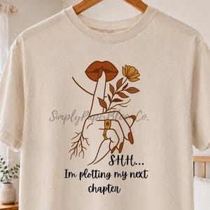 Planerar mitt nästa kapitel PNG, rolig bokälskare PNG, läshumorskjortadesign, introvert grafisk PNG, litterär sublimering nedladdning