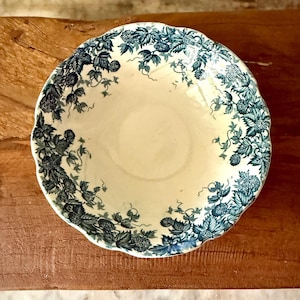 Ciotola antica inglese in ceramica decorata con motivo a more (trasferimento) / Motivo a rovi blu e bianchi / Piatto vittoriano in gres porcellanato, 1890-1910 circa