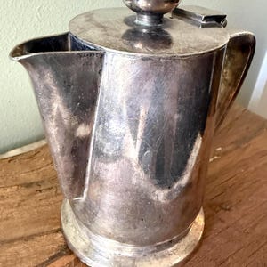 Cafetera vintage plateada Hilton, servidor de café Nakazato Japan Hotelware, cafetera plateada de mediados de siglo, servicio de café vintage Barware