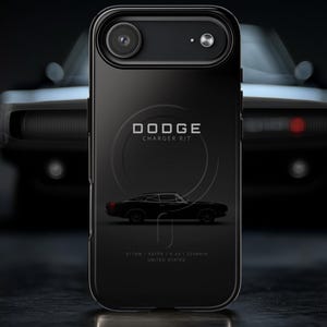 Könnte beinhalten: Schwarze Handyhülle mit einem Dodge Charger Kit-Design. Die Hülle zeigt den Text "DODGE CHARGER KIT" und eine Silhouette eines klassischen Autos. Der Hintergrund zeigt ein verschwommenes Bild eines schwarzen Autos.