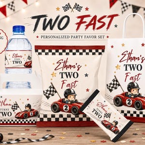 Op de afbeelding: Een gepersonaliseerde feestartikelen set met een waterfles, chipszak, snoepverpakking, cadeautas en traktatiedoosje. Elk item toont een rode raceauto met het nummer 2, een zwart-wit geblokte vlag en de tekst Ethan's TWO Fast of Ethan turns TWO.