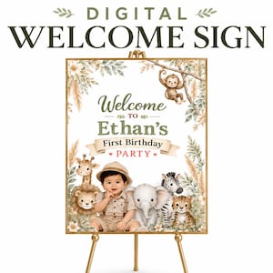 Puede incluir: Un letrero de bienvenida rectangular con el texto "Welcome to Ethan's First Birthday Party" rodeado de ilustraciones en acuarela de un mono, jirafa, león, elefante, cebra y tigre, con un niño con traje de safari en el centro.