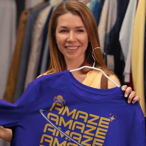 Camiseta retro Amaze Stack / Texto amarillo con planeta en órbita