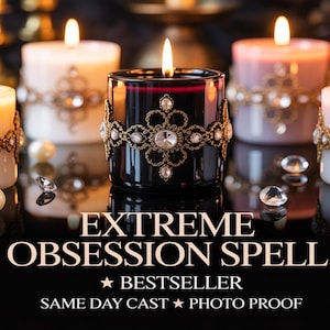 Op de afbeelding: Verschillende brandende kaarsen in zwart, wit en roze, elk versierd met gouden en kristallen versieringen. De tekst "EXTREME OBSESSION SPELL" is onderaan de afbeelding te zien.