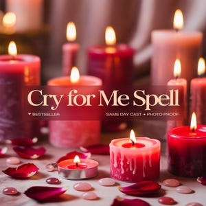 Puede incluir: Varias velas encendidas en tonos rojos y rosas, con pétalos de rosa y pequeñas piedras dispersas. La imagen incluye el texto "Cry for Me Spell".