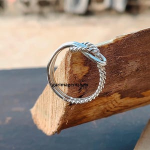 Può includere: Un set di tre tazze in ceramica con finitura opaca e macchiettata. Le tazze sono nei toni del crema, grigio chiaro e grigio scuro. Ogni tazza ha un design semplice e minimalista, perfetto per caffè o tè.